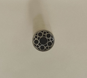Mosaic pin E464 rustfritt stål og sort epoxy