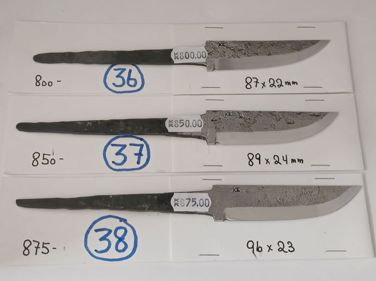 Håndsmidde knivblader fra Kay Embretsen Sverige 3 lags laminerte råsmidd overflate