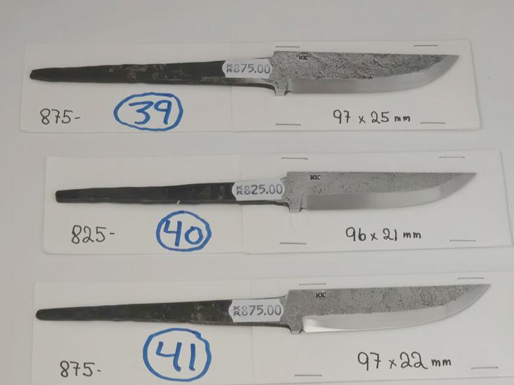 Håndsmidde knivblader fra Kay Embretsen Sverige 3 lags laminerte råsmidd overflate