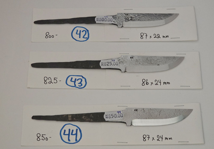 Håndsmidde knivblader fra Kay Embretsen Sverige 3 lags laminerte råsmidd overflate