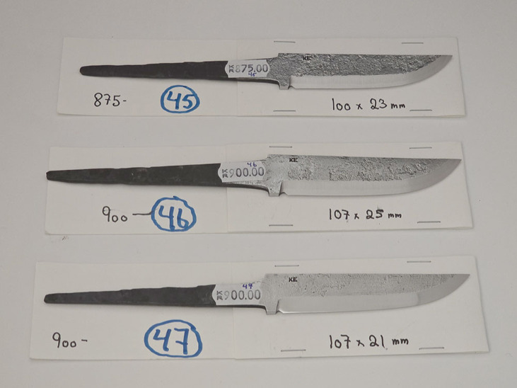 Håndsmidde knivblader fra Kay Embretsen Sverige 3 lags laminerte råsmidd overflate