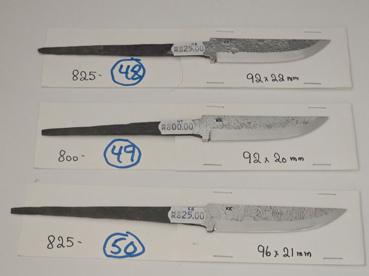 Håndsmidde knivblader fra Kay Embretsen Sverige 3 lags laminerte råsmidd overflate