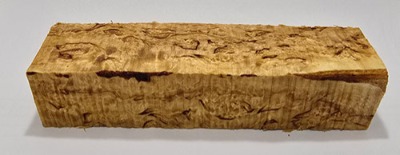 Skaftemne i valbjørk med naturlig, levende mønster og tydelig struktur. Emnet er fotografert fra alle sider og lett fuktet for å vise hvordan treverket fremstår når det er ferdig oljet. Mål ca. 128 × 36 × 26 mm. Bildene viser nøyaktig det emnet som sendes.