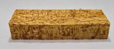 Skaftemne i valbjørk med naturlig, levende mønster og tydelig struktur. Emnet er fotografert fra alle sider og lett fuktet for å vise hvordan treverket fremstår når det er ferdig oljet. Mål ca. 128 × 36 × 26 mm. Bildene viser nøyaktig det emnet som sendes.