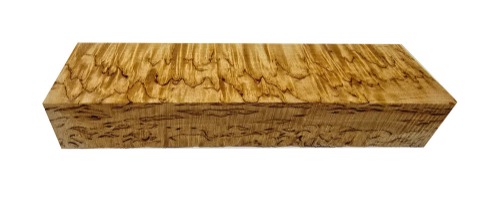 Skaftemne i valbjørk med naturlig, levende mønster og tydelig struktur. Emnet er fotografert fra alle sider og lett fuktet for å vise hvordan treverket fremstår når det er ferdig oljet. Mål ca. 128 × 36 × 26 mm. Bildene viser nøyaktig det emnet som sendes.