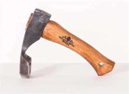 Gränsfors Tømmerbile modell 1900 – tradisjonell lafteøks for lafting og tilhogging av stokker, lafteverktøy med rett skaft og blad parallelt med skaftet.