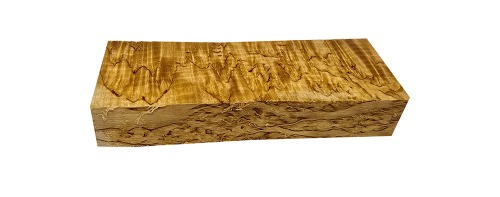 Skaftemne i valbjørk med naturlig, levende mønster og tydelig struktur. Emnet er fotografert fra alle sider og lett fuktet for å vise hvordan treverket fremstår når det er ferdig oljet. Mål ca. 128 × 36 × 26 mm. Bildene viser nøyaktig det emnet som sendes.