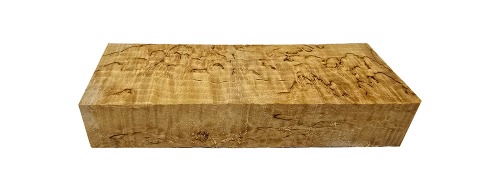 Skaftemne i valbjørk med naturlig, levende mønster og tydelig struktur. Emnet er fotografert fra alle sider og lett fuktet for å vise hvordan treverket fremstår når det er ferdig oljet. Mål ca. 128 × 36 × 26 mm. Bildene viser nøyaktig det emnet som sendes.